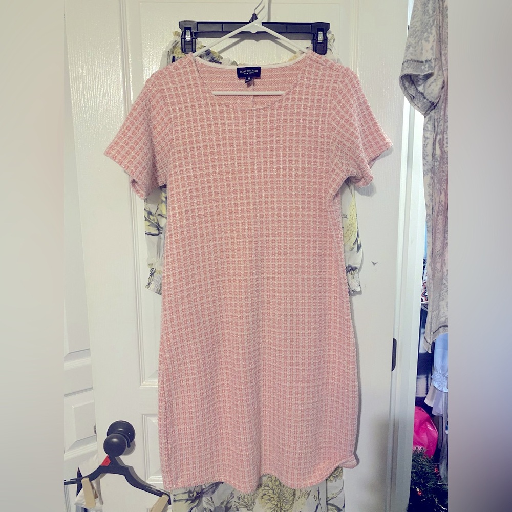 Size medium women’s tweed pink dress.  Perfect for work or a summer wedding